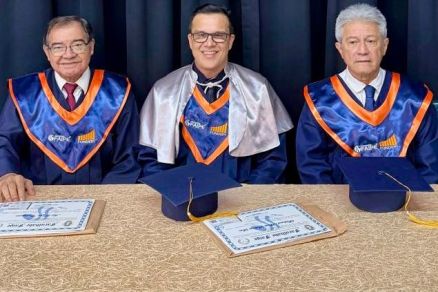 Ao centro, Marcus Crepaldi, diretor da FAIPE, durante formatura