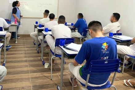 Reeducandos durante aula de preparao do Enem 