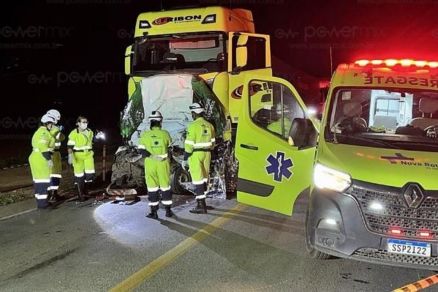 Acidente com utilitrio e carreta deixou veculo parcialmente destrudo