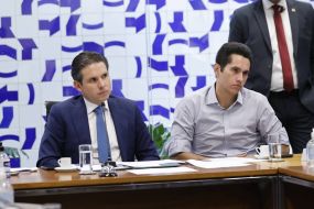 Centro usa discurso antifaces para tentar voto e ampliar poder