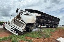 Acidente entre carreta e caminho deixa um morto e um ferido