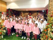 Coral das Simininas emociona pblico na chegada do Papai Noel