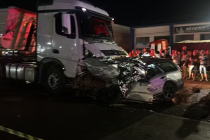 Dois morrem em coliso entre carro e carreta em rodovia de MT