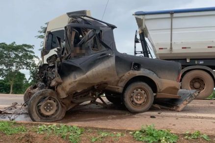 A vtima morreu presa s ferragens em acidente com carreta na BR-163
