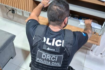 Agente da Polcia Civil durante cumprimento de ordem judicial 