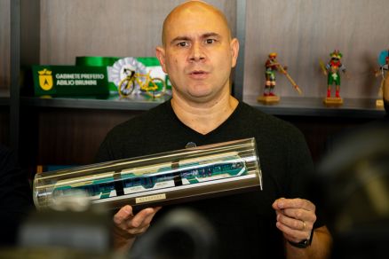 O prefeito Abilio Brunini com modelo de BUD que trouxe de Xangai