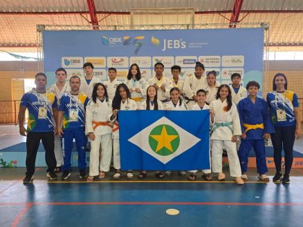 David Henrique est no centro da foto, na fileira de tras, mostrando a medalha de Ouro