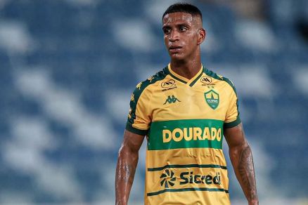 O meio campista, Max, alvo de ataques racistas nas redes sociais