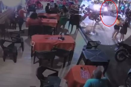 Vdeo mostra o veculo no momento exato em que avana sobre a calada e atinge o grupo de pessoas 