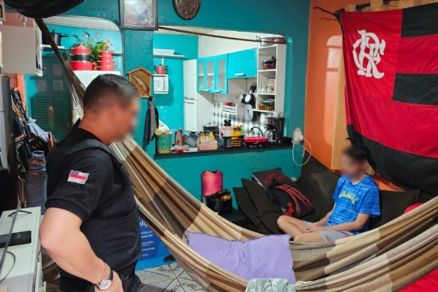 Foram apreendidos diversos cartes bancrios, cerca de R$ 1,9 mil em dinheiro e cinco celulares