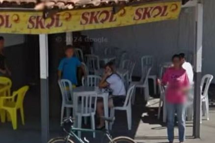 Marlia aparece no registo usando uniforme escolar e sentada em uma das mesas do bar de Dona Ruth