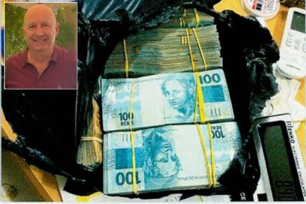 Malotes encontrados na casa de cmbio de Surrey Ibrahim Youssef e o advogado Roberto Zampieri (no detalhe), morto em 2023