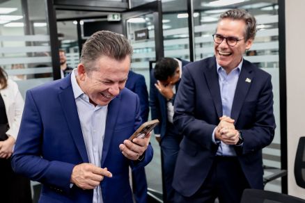 O governador Mauro Mendes e o secretrio Rogrio Gallo, em ligao