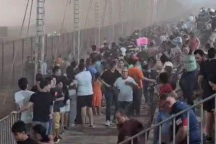 Pessoas correrem desesperadas em meio a vendaval que destruiu cobertura de arquibancada 