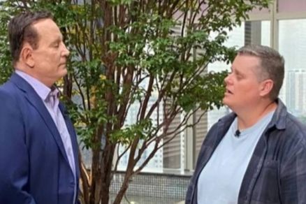 O jornalista Roberto Cabrini e a ex-presidiria Sandra Ruiz Gomes, a 