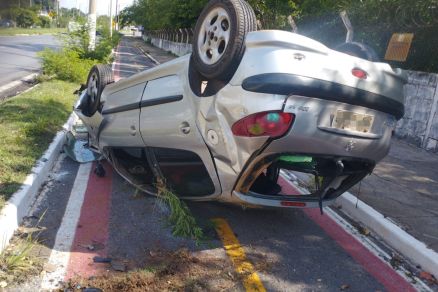 Carro capotou aps derrubar poste na pista; motorista abandonou o veculo 