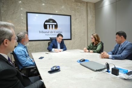 Conselheiro-presidente, Srgio Ricardo, em reunio com os promotores de Justia Ana Peterlini e Henrique Schneider