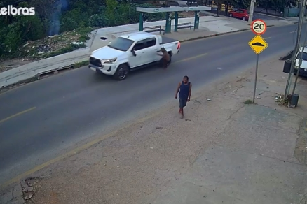 O morador de rua foi atropelado por uma caminhonete ao tentar atravessar a rua; condutor no prestou socorro 