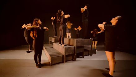 A singularidade do espetculo est na sua montagem em palco central, onde o pblico circunda a plataforma e se torna parte integrante da experincia sensorial e afetiva da apresentao