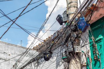 Mutiro remove fios soltos e cabos abandonados na Av das Palmeiras