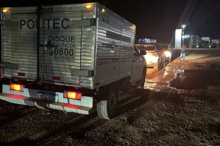 Caminho estava carregado com toras de madeira e motorista no percebeu coliso