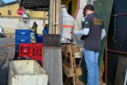 Funcionrios da Energisa e PJC durante inspeo a estabelecimento 