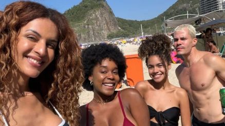 Gabriela Loran, Luiza Rosa, Alana Cabral e Vinicius Teixeira posam juntos em praia do Rio