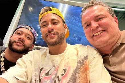 Os jogadores Memphis Depay e Neymar junto com o deputado estadual Max Russi