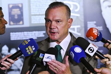 O senador Wellington Fagundes, que conversou com a imprensa na sada da reunio