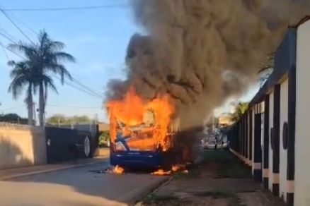 Um nibus foi tomado pelo fogo aps um curto-circuito na instalao eltrica