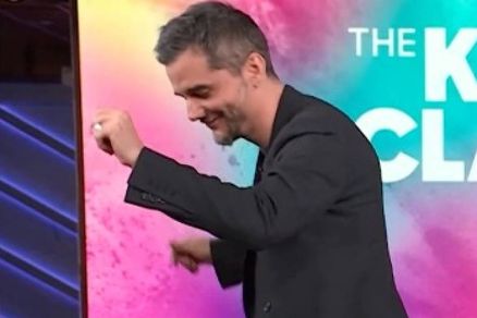 Wagner Moura samba no programa de Kelly Clarkson 