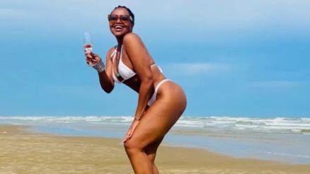 Gaby Amarantos aposta em biquni de lacinho branco