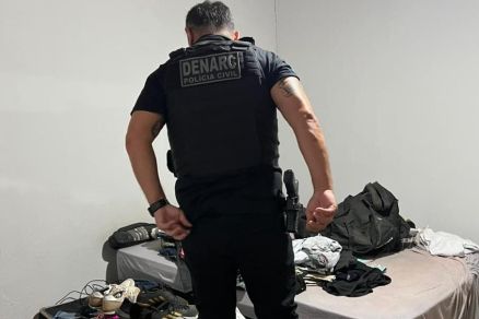 Agente da Polcia Civil durante cumprimento de ordens judiciais 