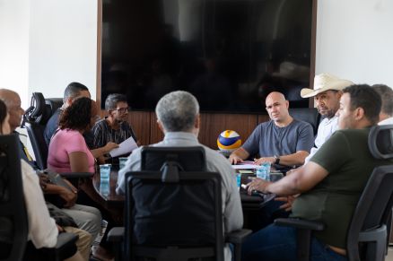 Prefeito Abilio Brunini discute logstica do carnaval de 2026 com Liga de Blocos e Escolas de Samba 