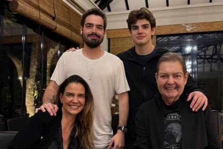Fausto com os filhos e Luciana Cardoso na comemorao dos 24 anos de casamento