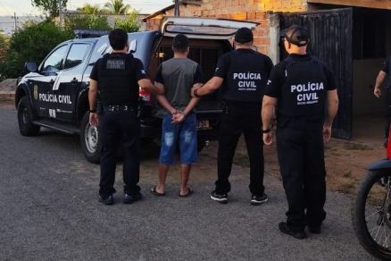 Agentes da Polcia Civil conduzindo alvo de Operao 