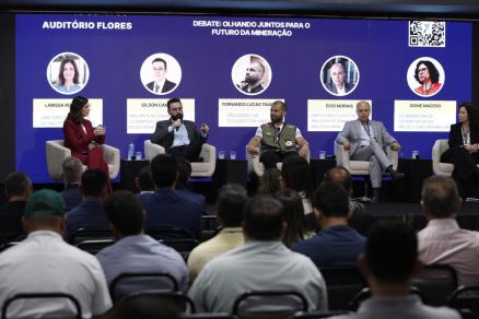 Painel  de discusses no Expominrio 