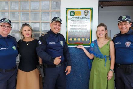 A a prefeita Flvia Moretti com representantes da Guarda