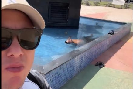 O cantor sertanejo Rodrigo mostra homem em fonte de Vrzea Grande