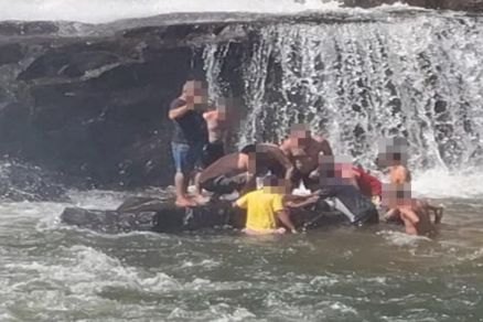 Testemunhas tentam resgatar a vtima, que  encontrada sem vida 