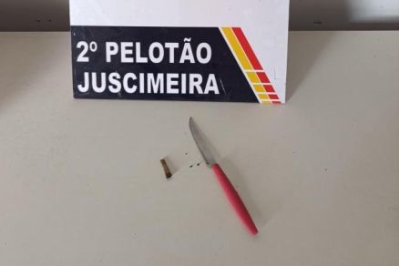 Faca e cigarro apreendidos pela equipe da Polcia Militar com uma adolescente de 14 anos