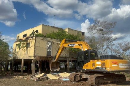 A casa foi demolida nesta segunda-feira (1), aps 27 anos de ao judicial