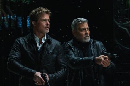 Brad Pitt e George Clooney, hoje, so amigos e dividiram cenas no filme 'Lobos'