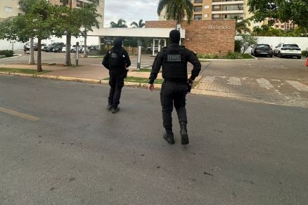 Agentes da Polcia Civil durante o cumprimento dos mandados
