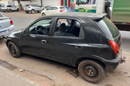 Carro em que adolescente estava quando foi baleado por suspeito, em frente  escola 