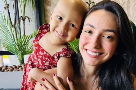 Nathalia Aparecida ao lado da filha Eloah Vitria, de 2 anos, que enfrenta cncer 