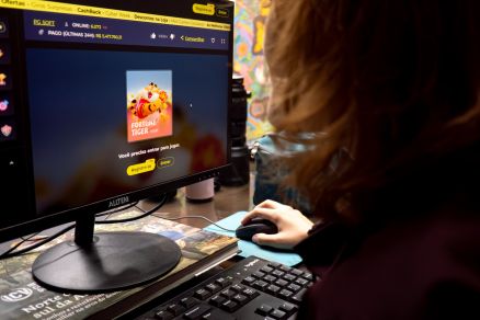 Mukher realizando aposta online