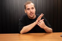 Com vis�o parcial, DJ transforma dor em festival para cegos em MT