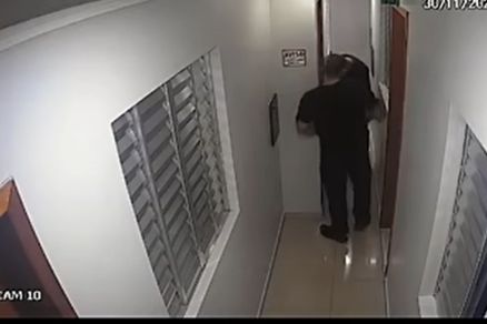 Imagem mostra Douglas Silva em hotel, antes de ser preso em SP