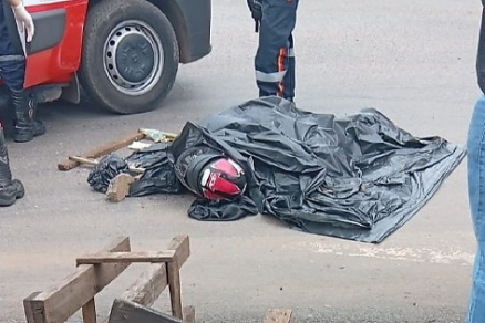 Uma mulher de 56 anos morreu aps a motocicleta em que estava ser atropelada por caminho